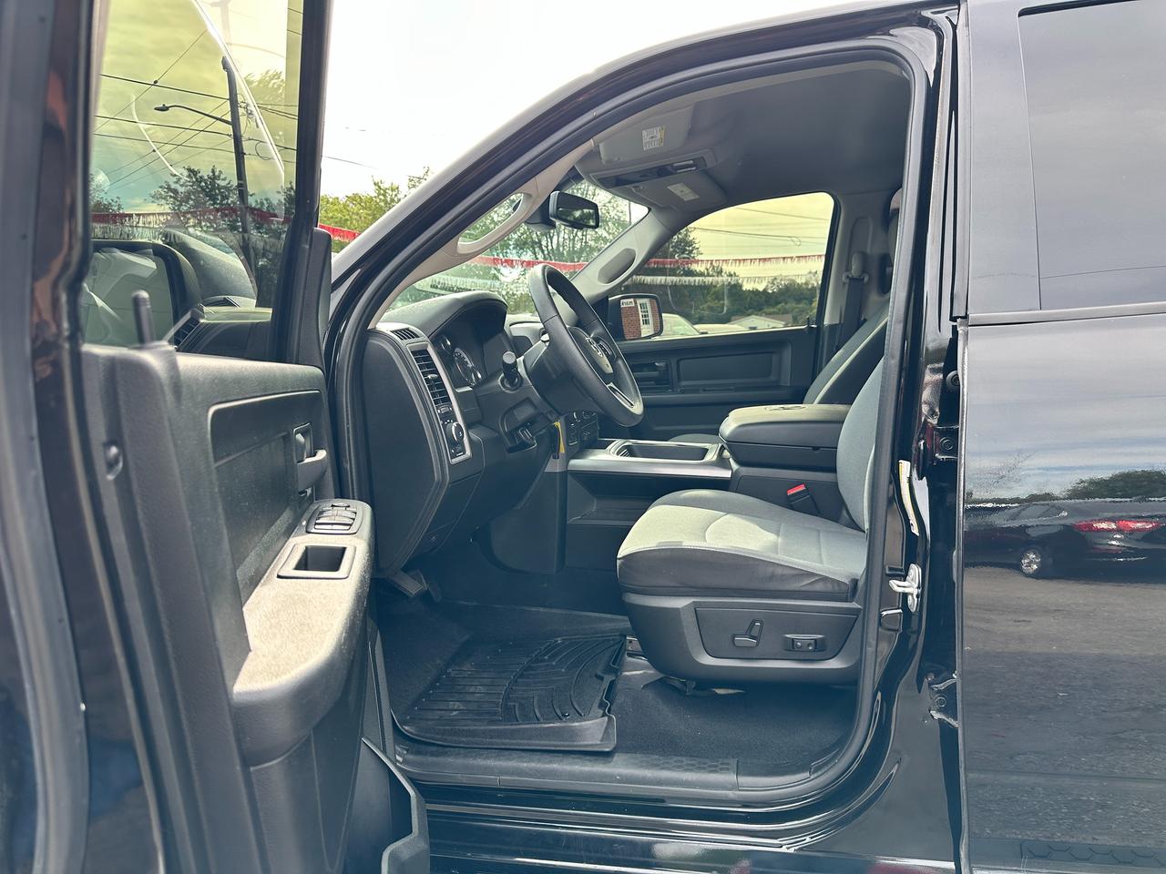 2022 RAM 1500 Classic Express4X4 Crew 5.7L HTD-Cloth FM/XM BackupCam A/C Photo
