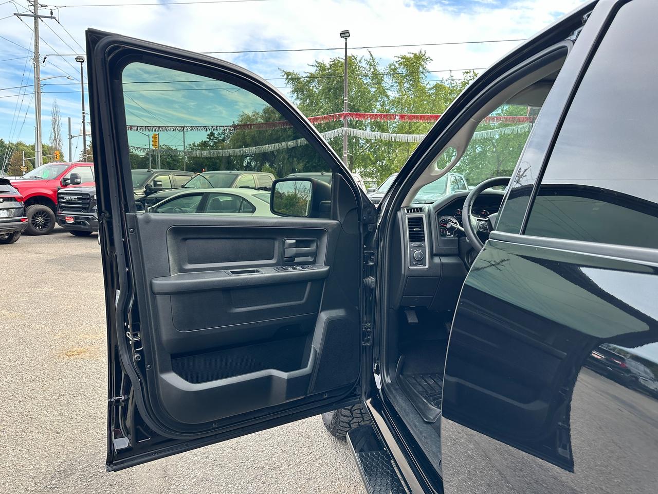 2022 RAM 1500 Classic Express4X4 Crew 5.7L HTD-Cloth FM/XM BackupCam A/C Photo