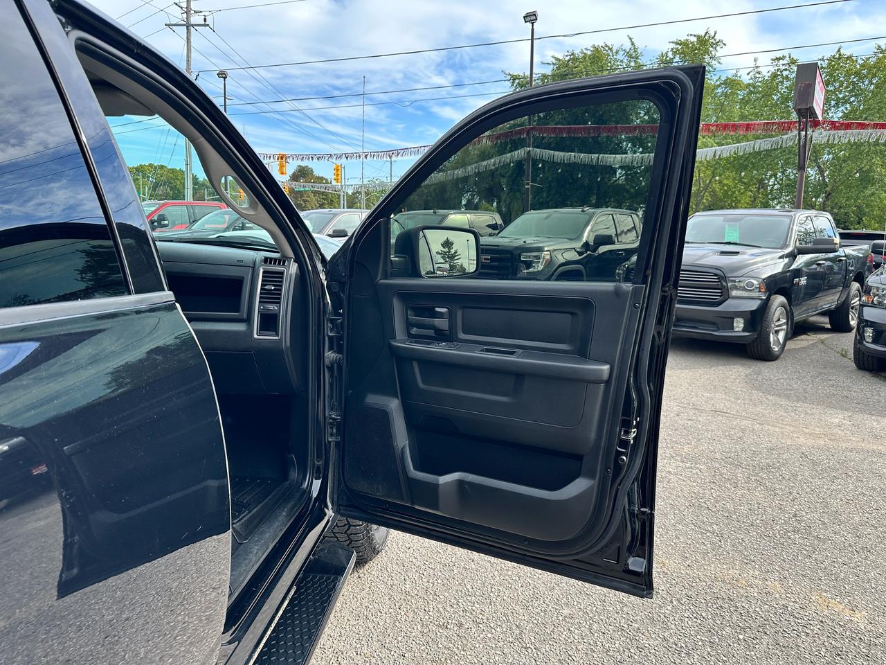 2022 RAM 1500 Classic Express4X4 Crew 5.7L HTD-Cloth FM/XM BackupCam A/C Photo
