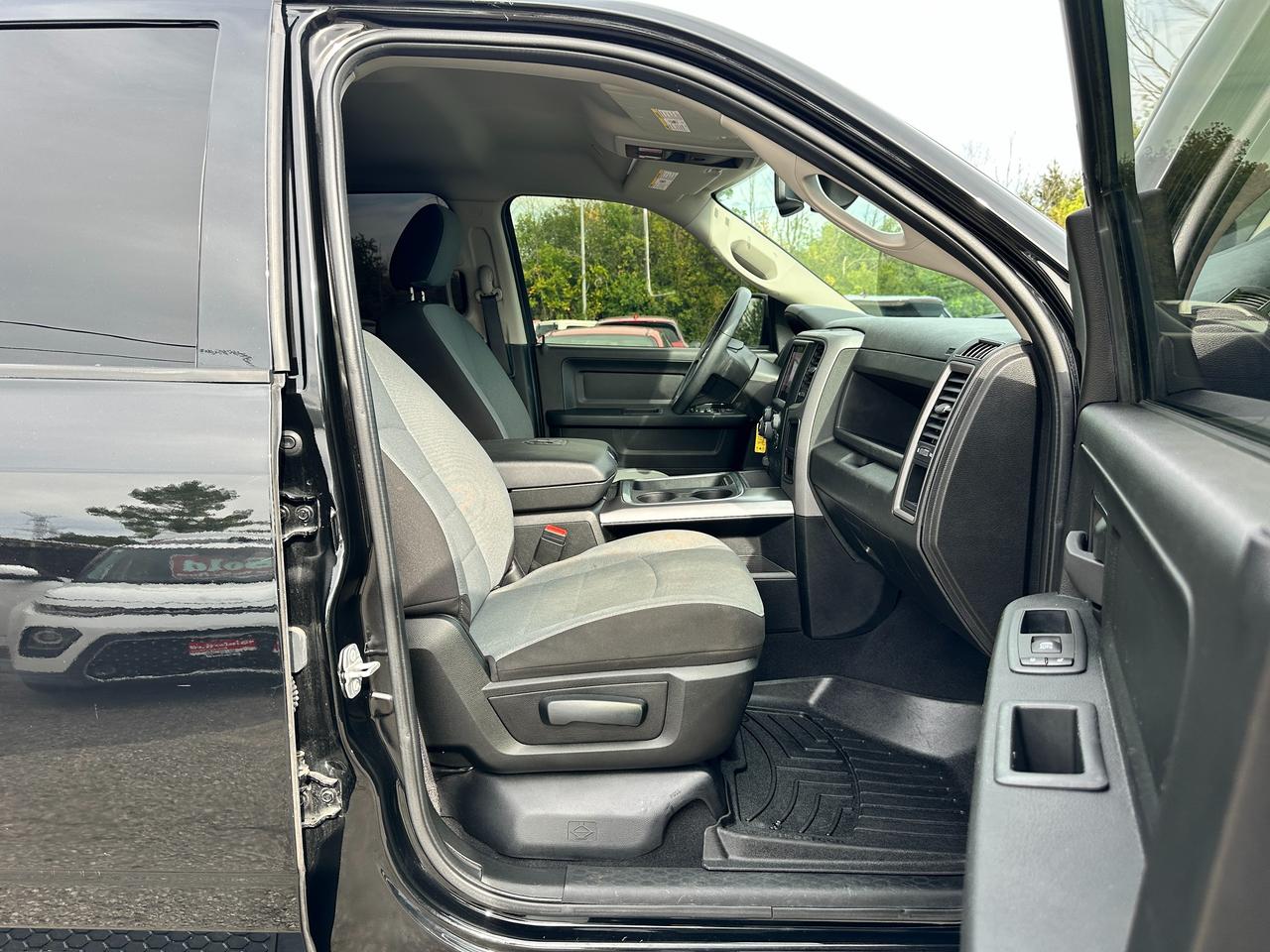 2022 RAM 1500 Classic Express4X4 Crew 5.7L HTD-Cloth FM/XM BackupCam A/C Photo