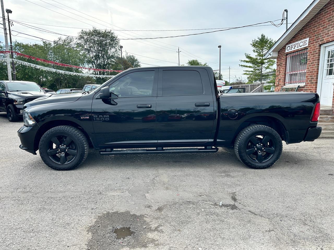 2022 RAM 1500 Classic Express4X4 Crew 5.7L HTD-Cloth FM/XM BackupCam A/C Photo