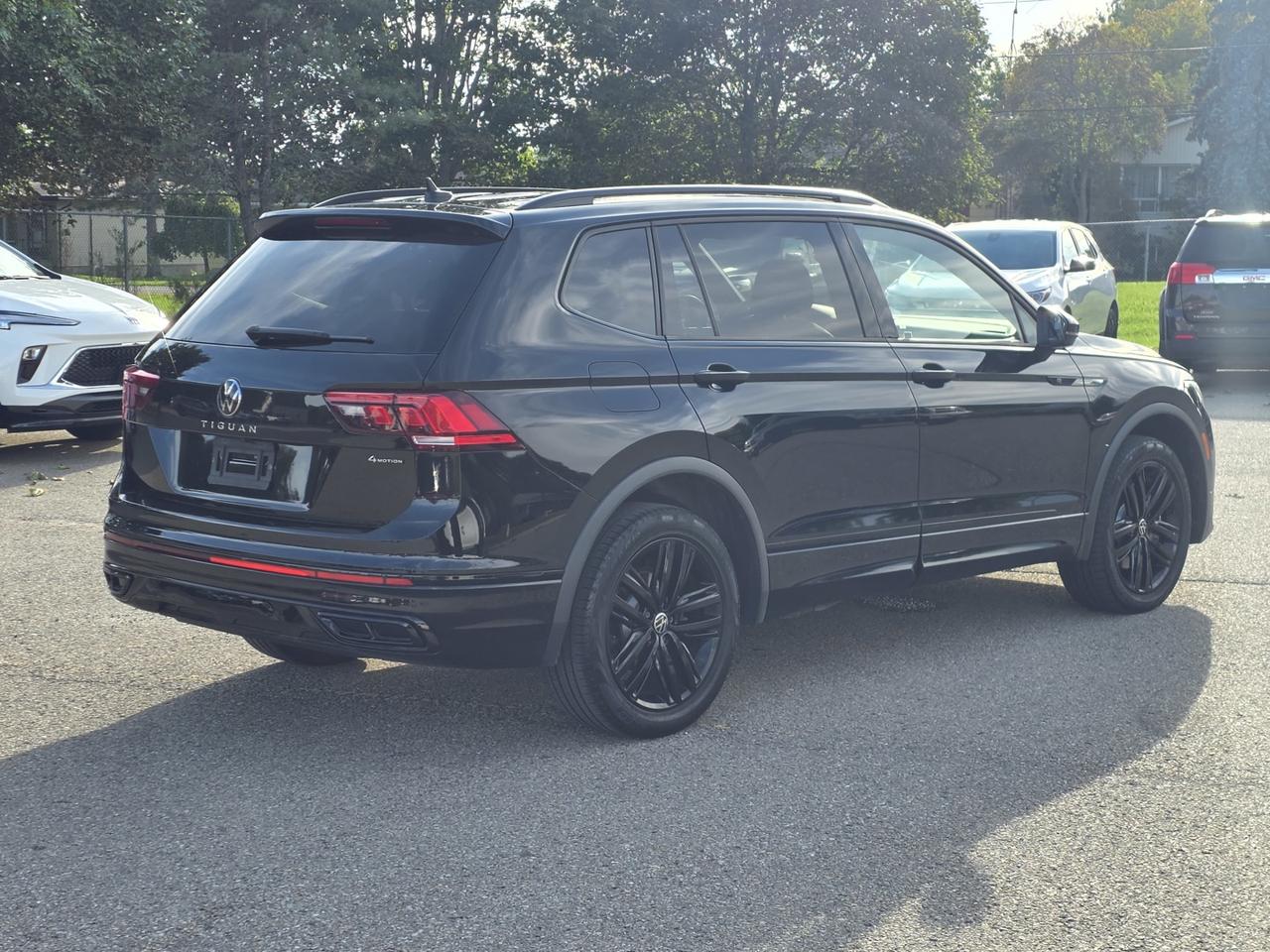 2022 Volkswagen Tiguan Comfortline R-Line Black Edition 4MOTION Photo