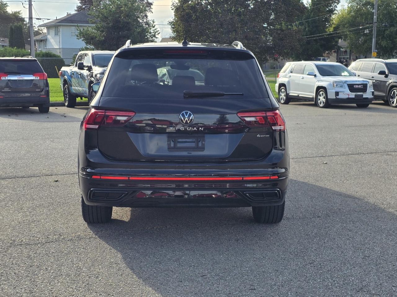 2022 Volkswagen Tiguan Comfortline R-Line Black Edition 4MOTION Photo