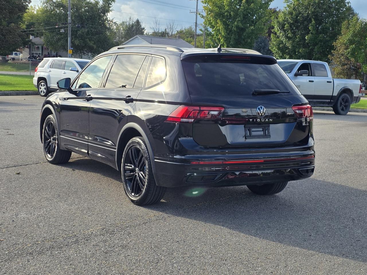 2022 Volkswagen Tiguan Comfortline R-Line Black Edition 4MOTION Photo