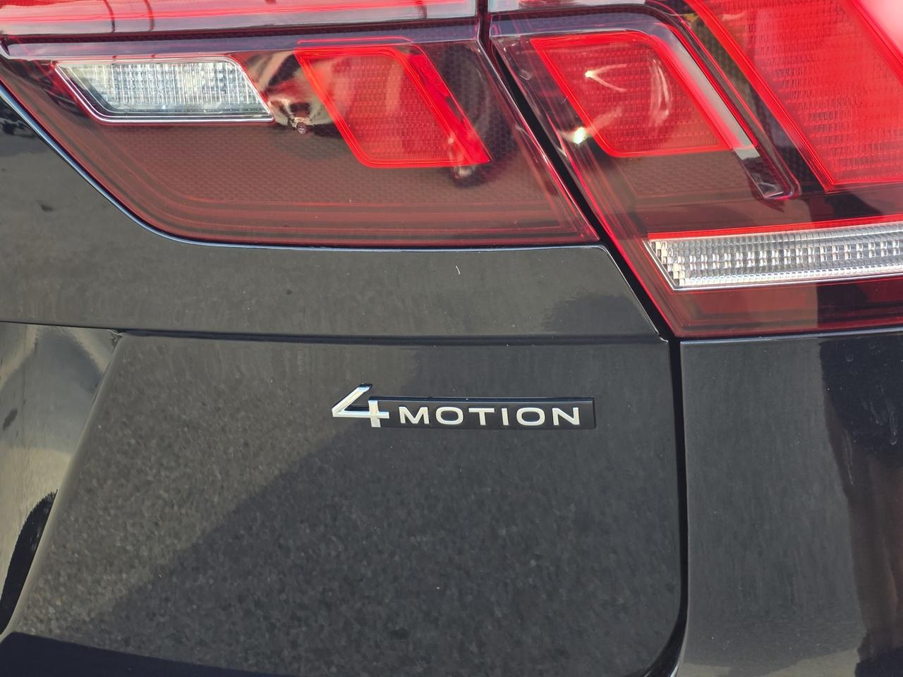 2022 Volkswagen Tiguan Comfortline R-Line Black Edition 4MOTION Photo