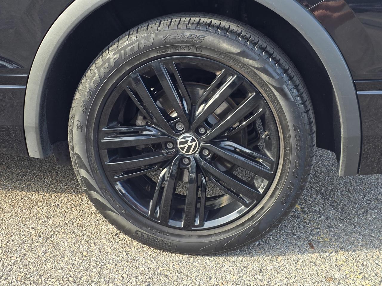 2022 Volkswagen Tiguan Comfortline R-Line Black Edition 4MOTION Photo