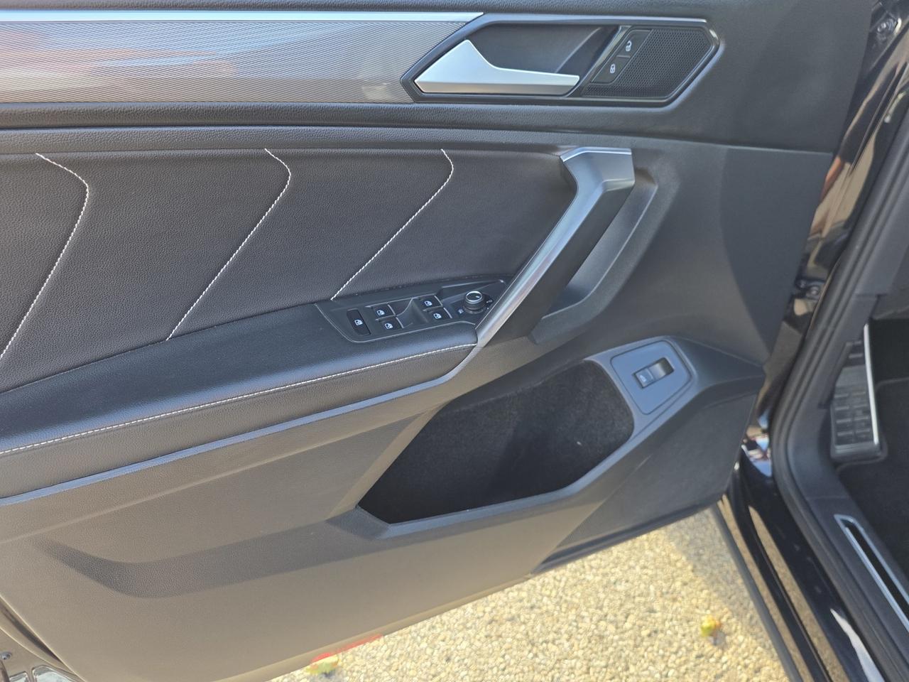2022 Volkswagen Tiguan Comfortline R-Line Black Edition 4MOTION Photo