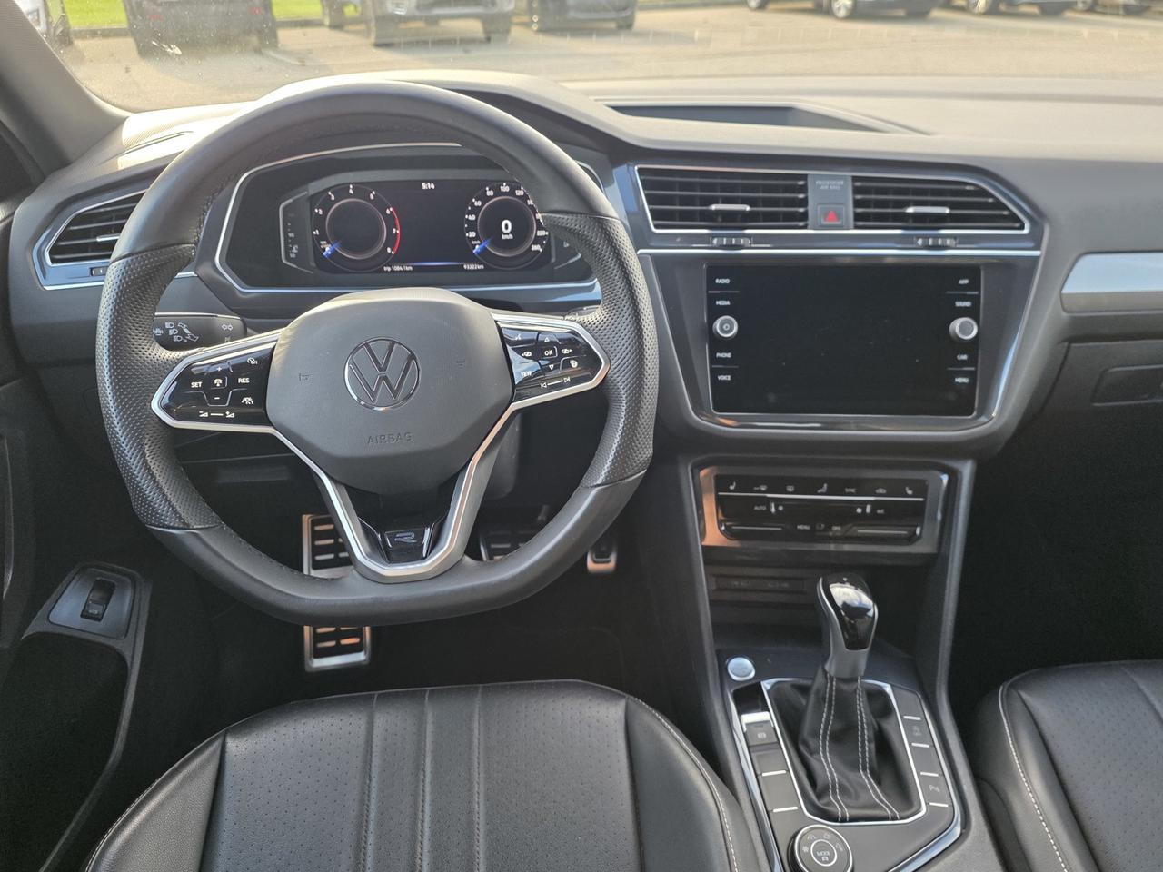 2022 Volkswagen Tiguan Comfortline R-Line Black Edition 4MOTION Photo