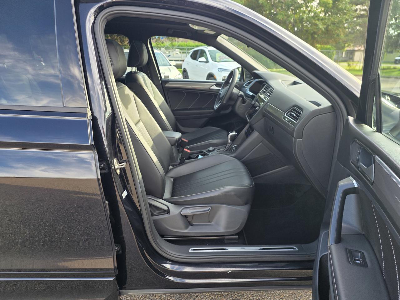 2022 Volkswagen Tiguan Comfortline R-Line Black Edition 4MOTION Photo