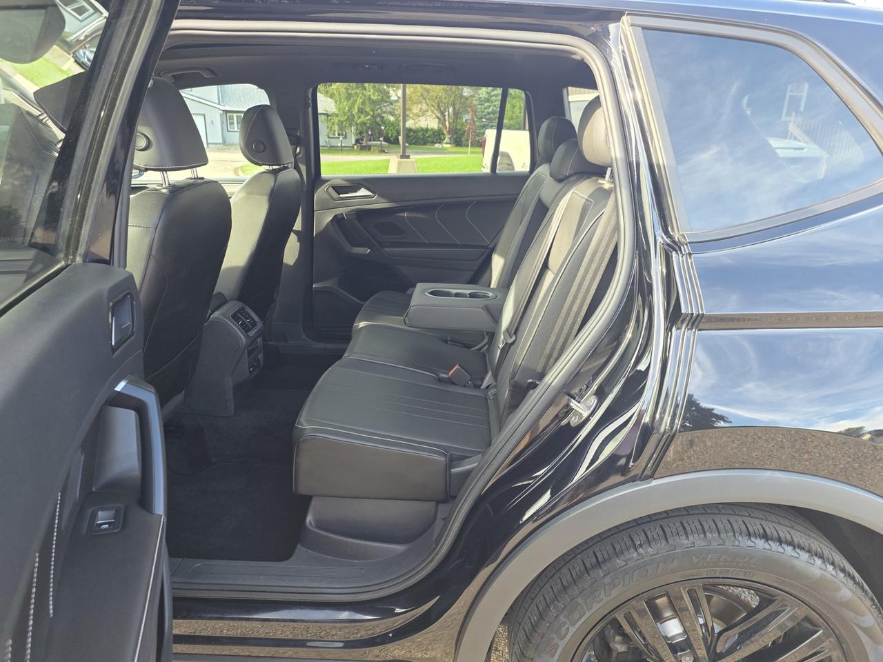 2022 Volkswagen Tiguan Comfortline R-Line Black Edition 4MOTION Photo