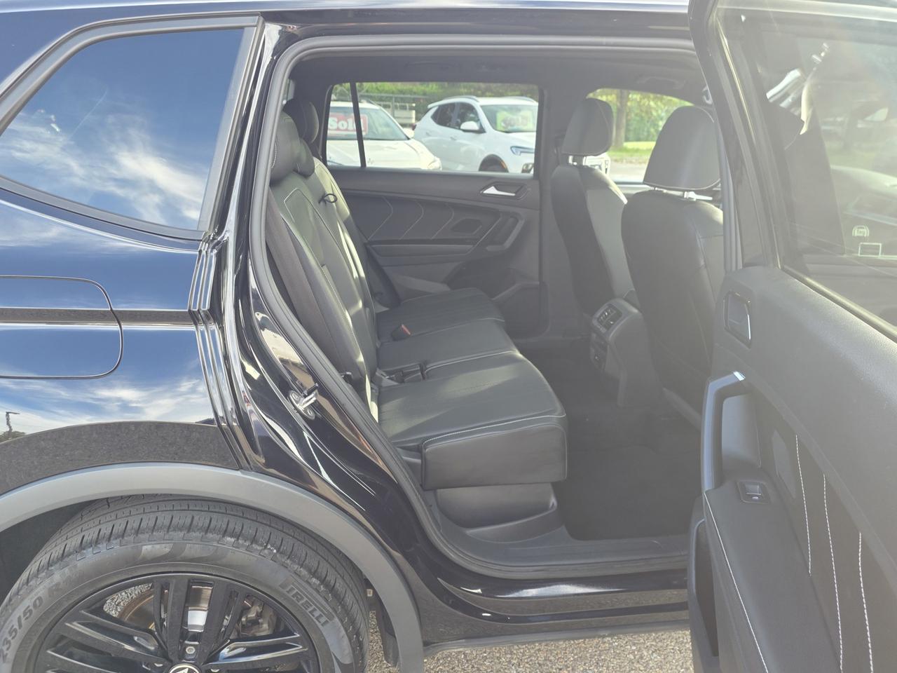 2022 Volkswagen Tiguan Comfortline R-Line Black Edition 4MOTION Photo