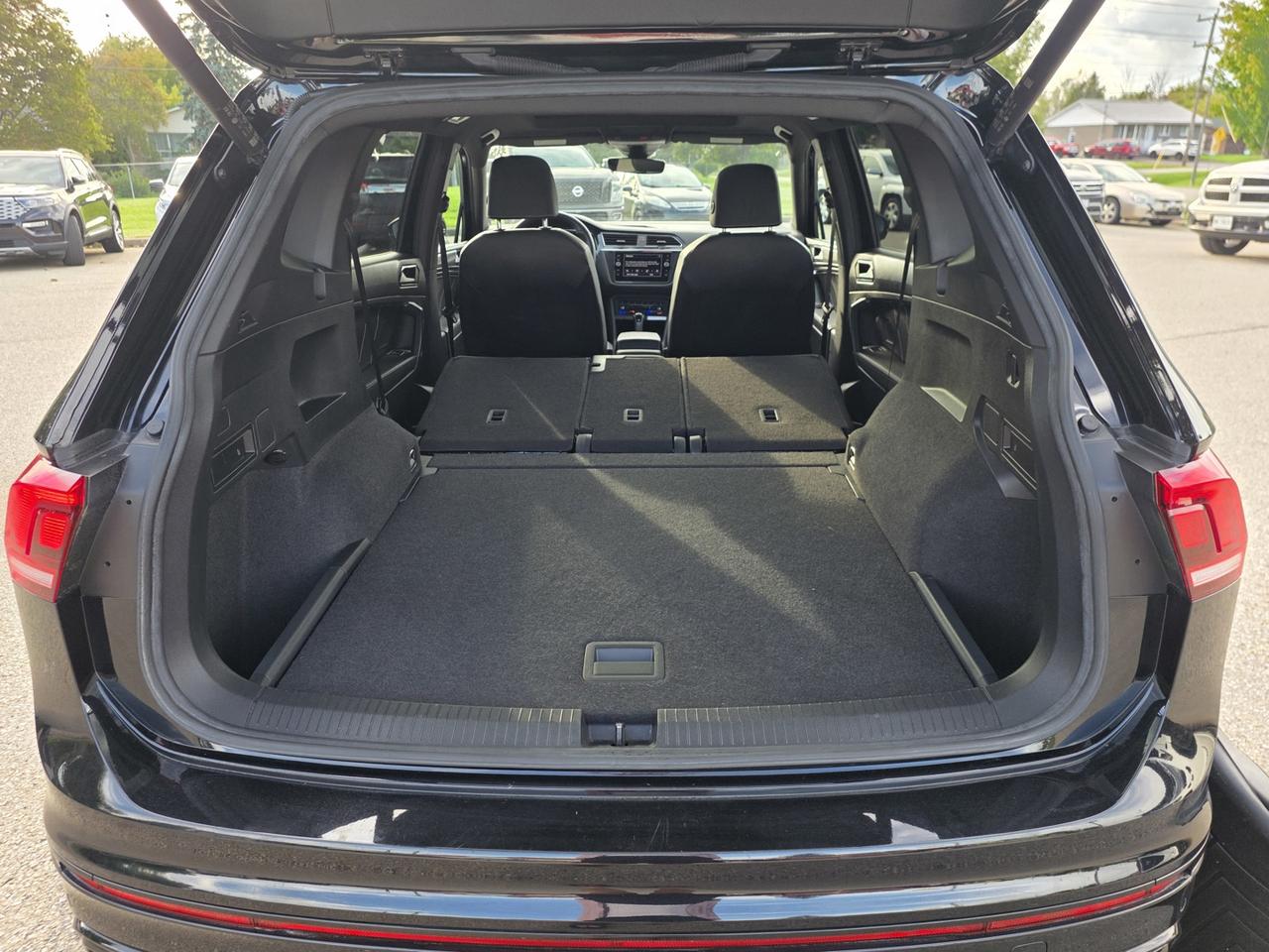 2022 Volkswagen Tiguan Comfortline R-Line Black Edition 4MOTION Photo