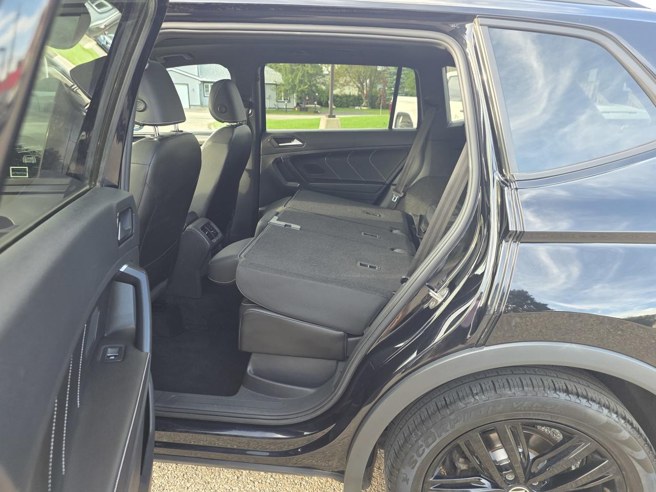 2022 Volkswagen Tiguan Comfortline R-Line Black Edition 4MOTION Photo