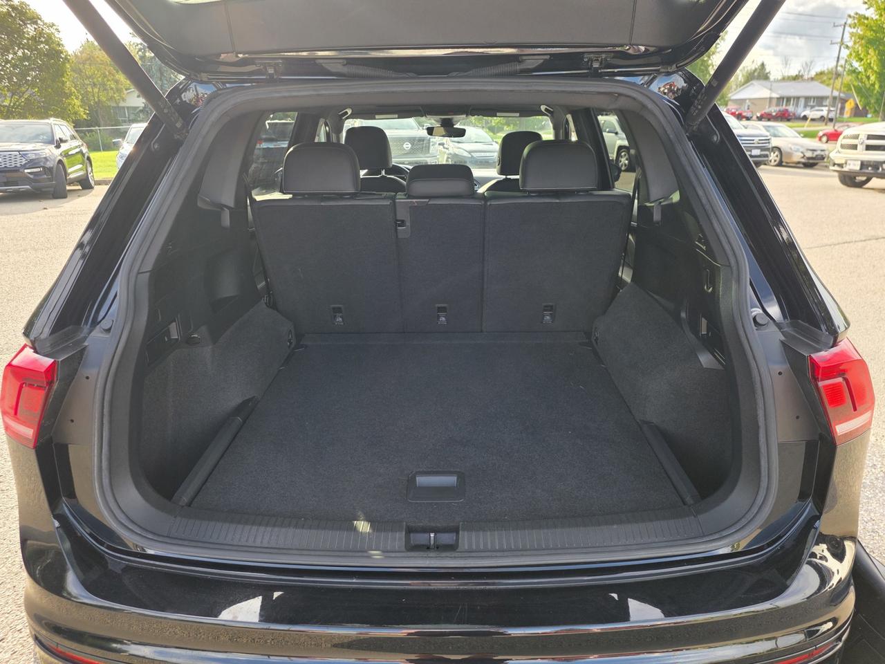 2022 Volkswagen Tiguan Comfortline R-Line Black Edition 4MOTION Photo