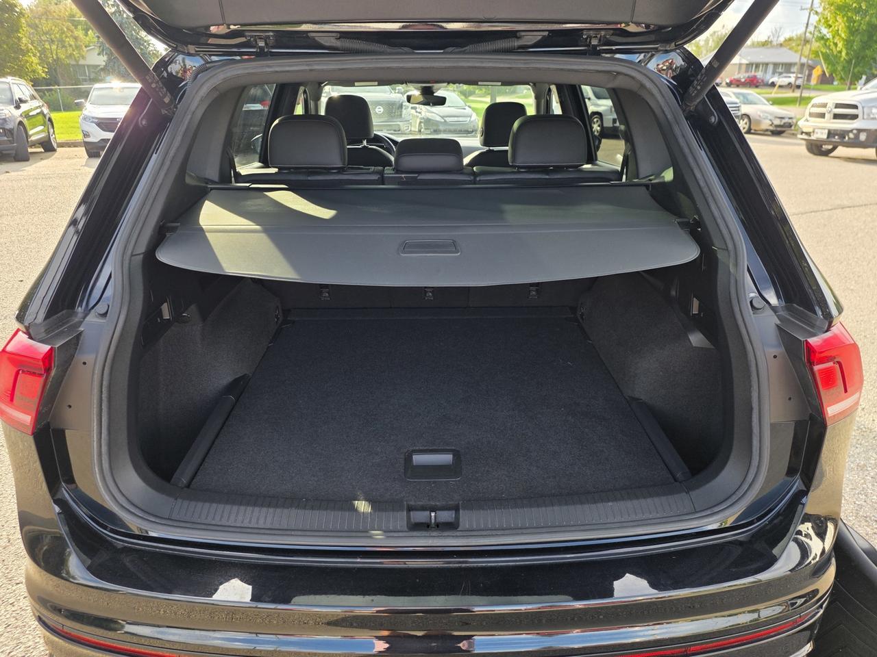 2022 Volkswagen Tiguan Comfortline R-Line Black Edition 4MOTION Photo