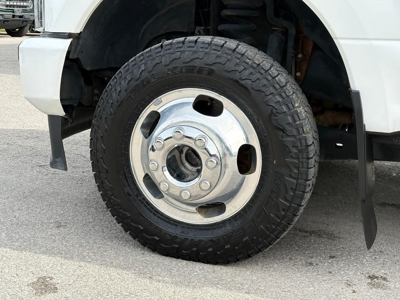 2022 Ford F-350 Super Duty DRW PLATINUM 4WD CREW CAB 8' BOX Photo