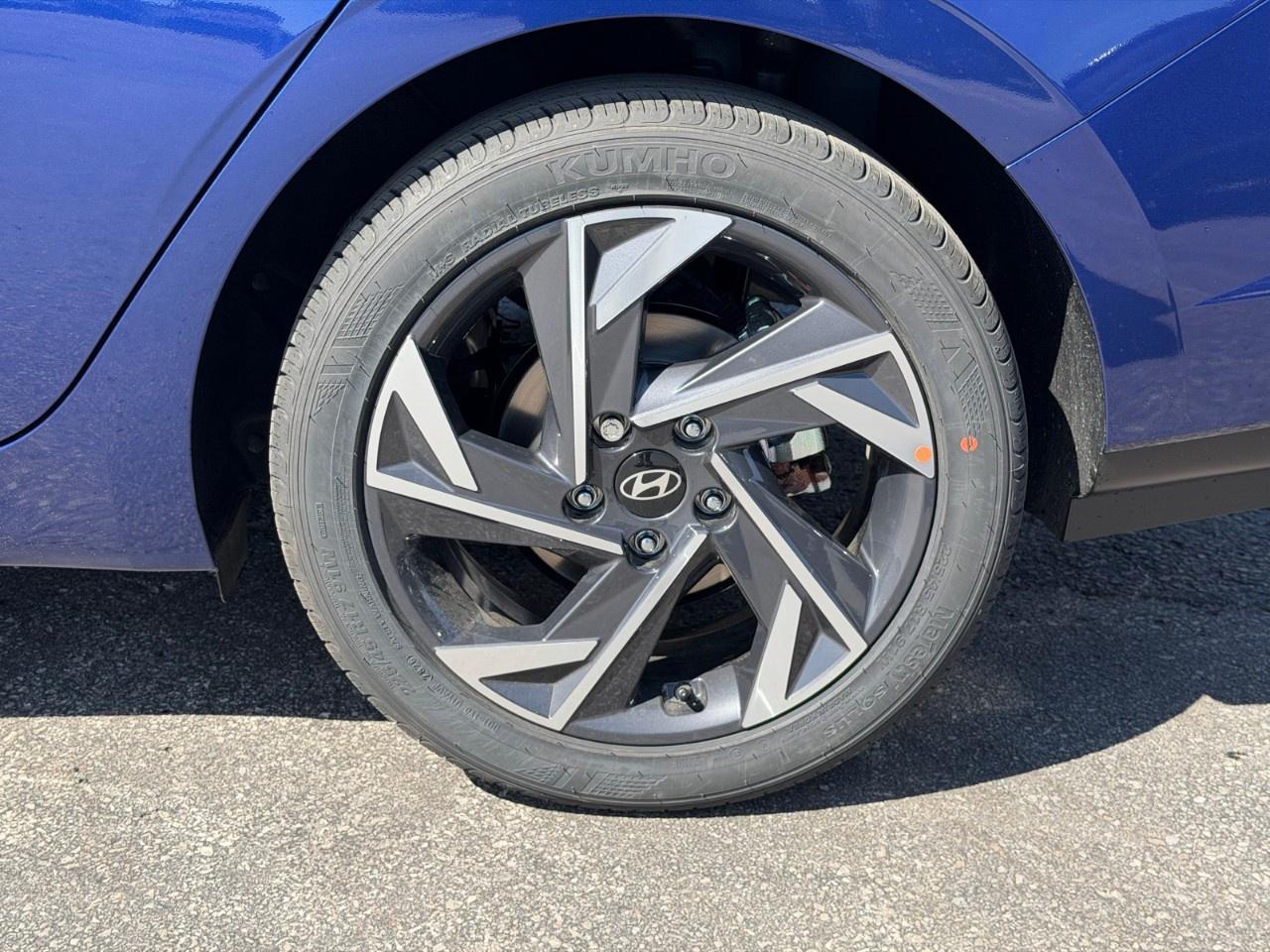 2026 Hyundai Elantra Luxury IVT Photo4