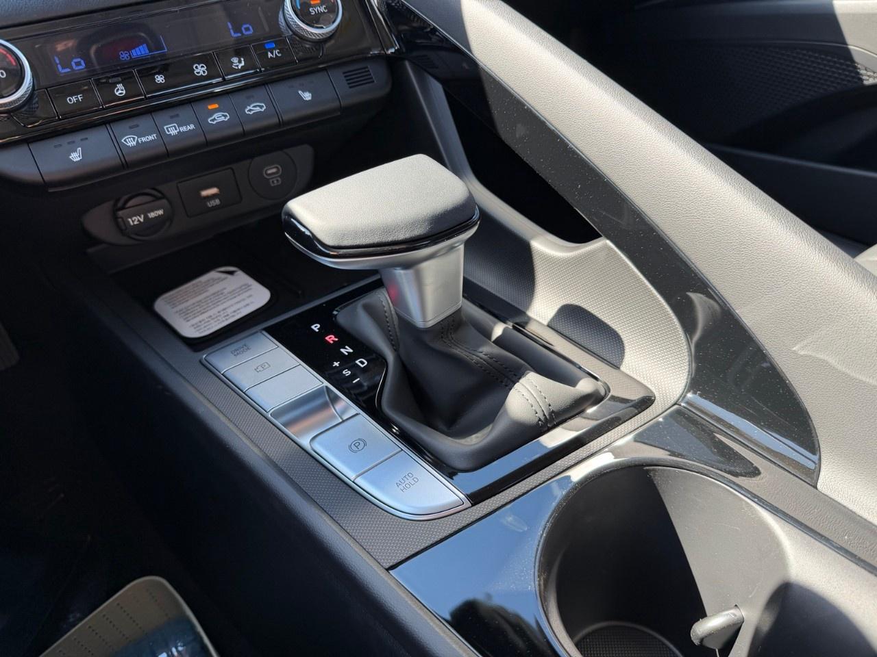 2026 Hyundai Elantra Luxury IVT Photo