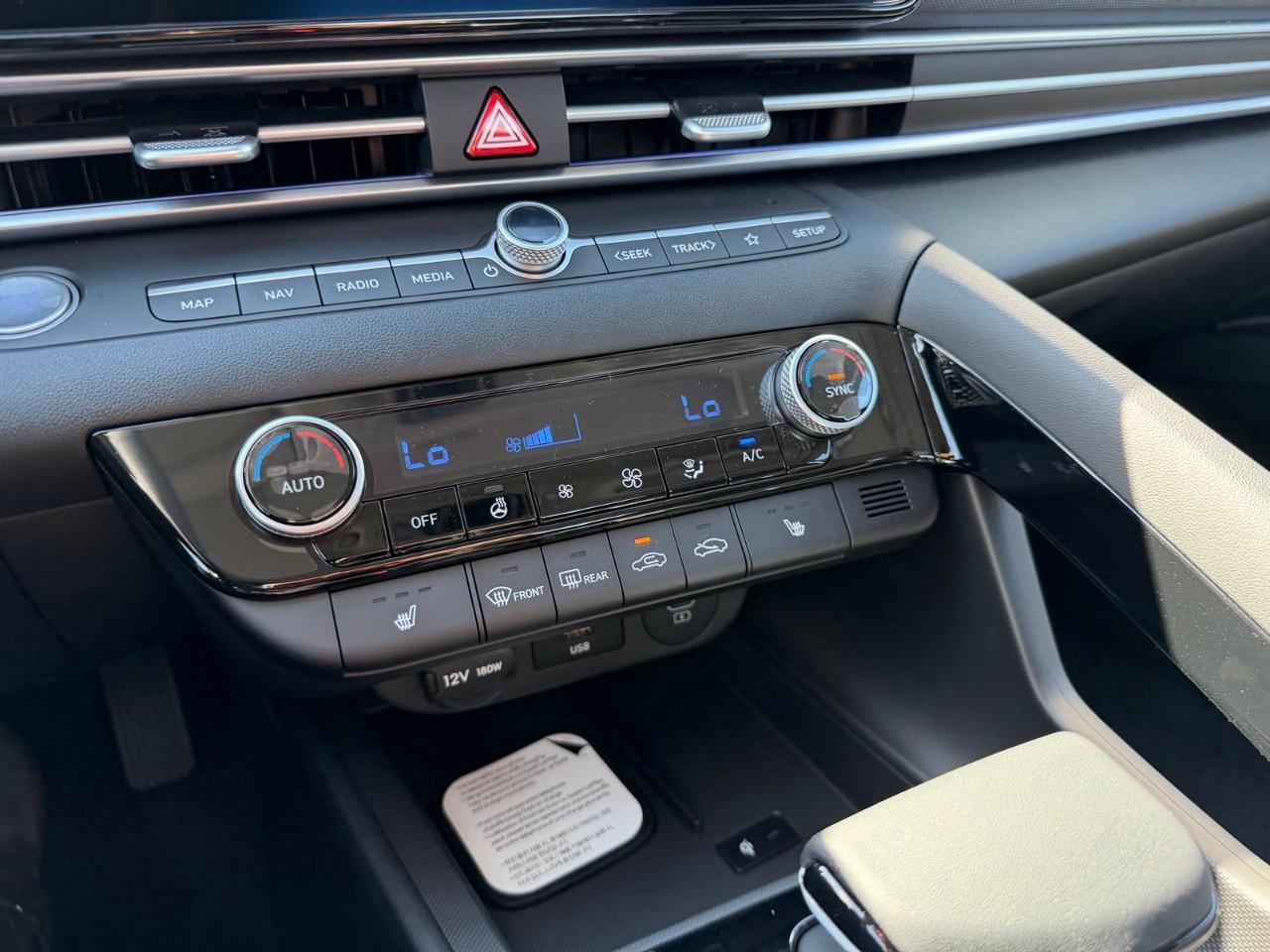 2026 Hyundai Elantra Luxury IVT Photo