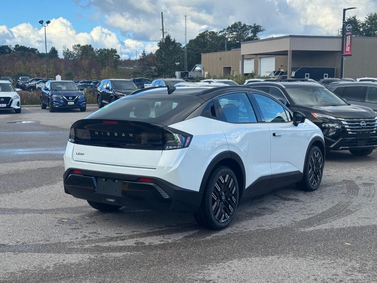2027 Nissan Leaf PLATINUM  FWD Photo3
