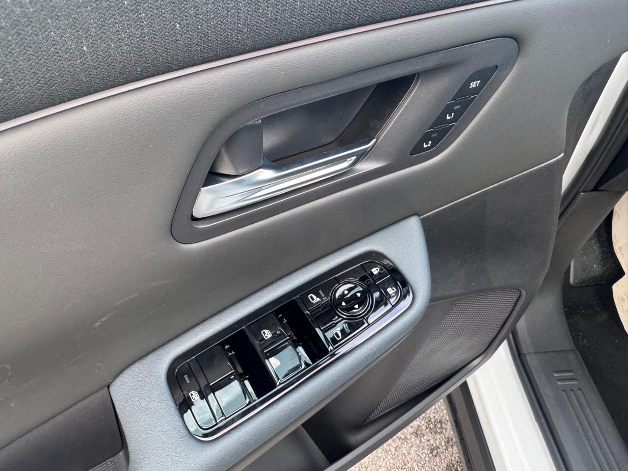 2027 Nissan Leaf PLATINUM  FWD Photo