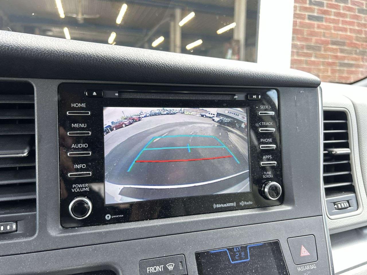 2018 Toyota Sienna LE | 8-PASS |HTD SEATS | CARPLAY | ALLOYS | CRUISE Photo