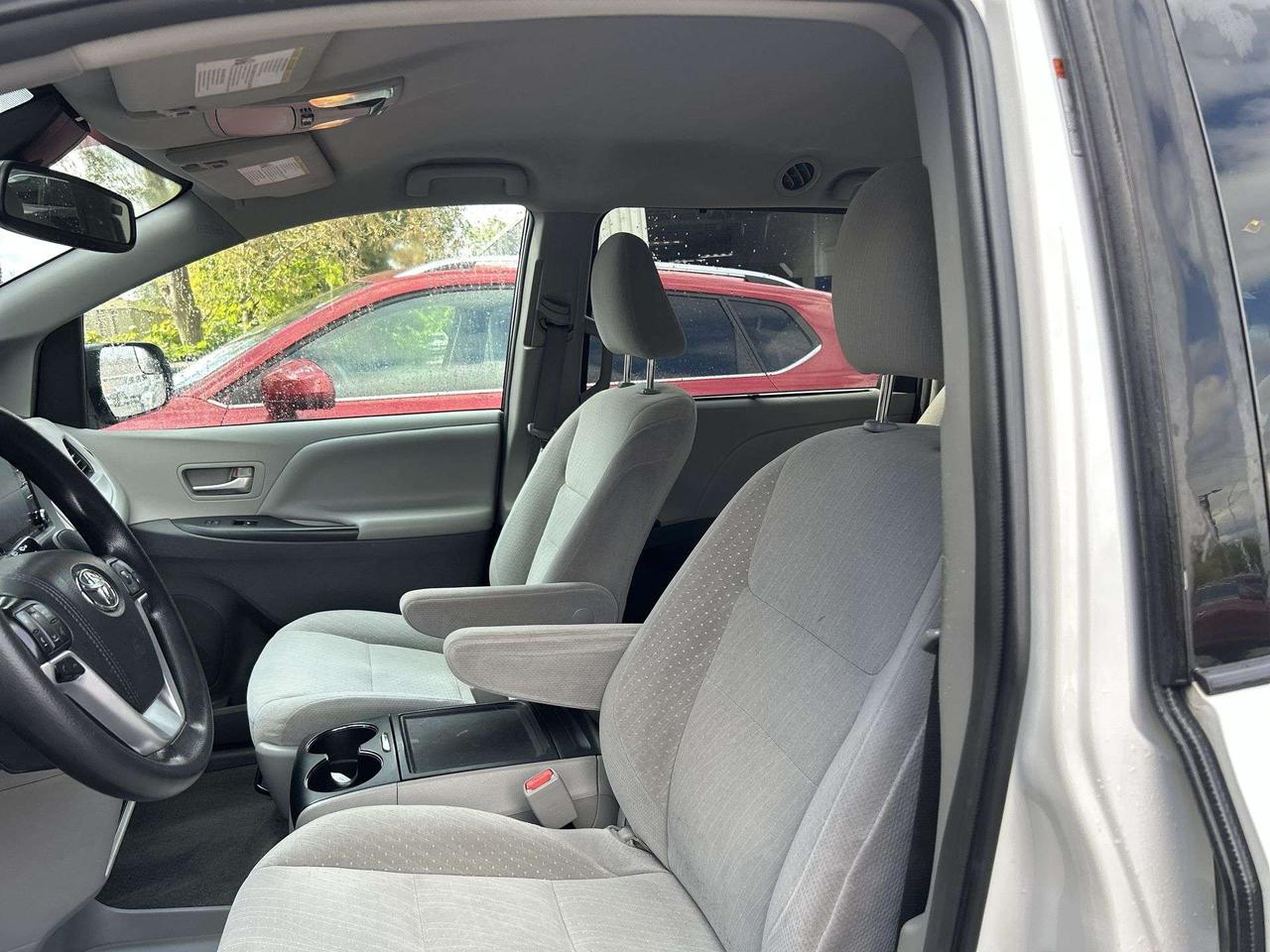 2018 Toyota Sienna LE | 8-PASS |HTD SEATS | CARPLAY | ALLOYS | CRUISE Photo1
