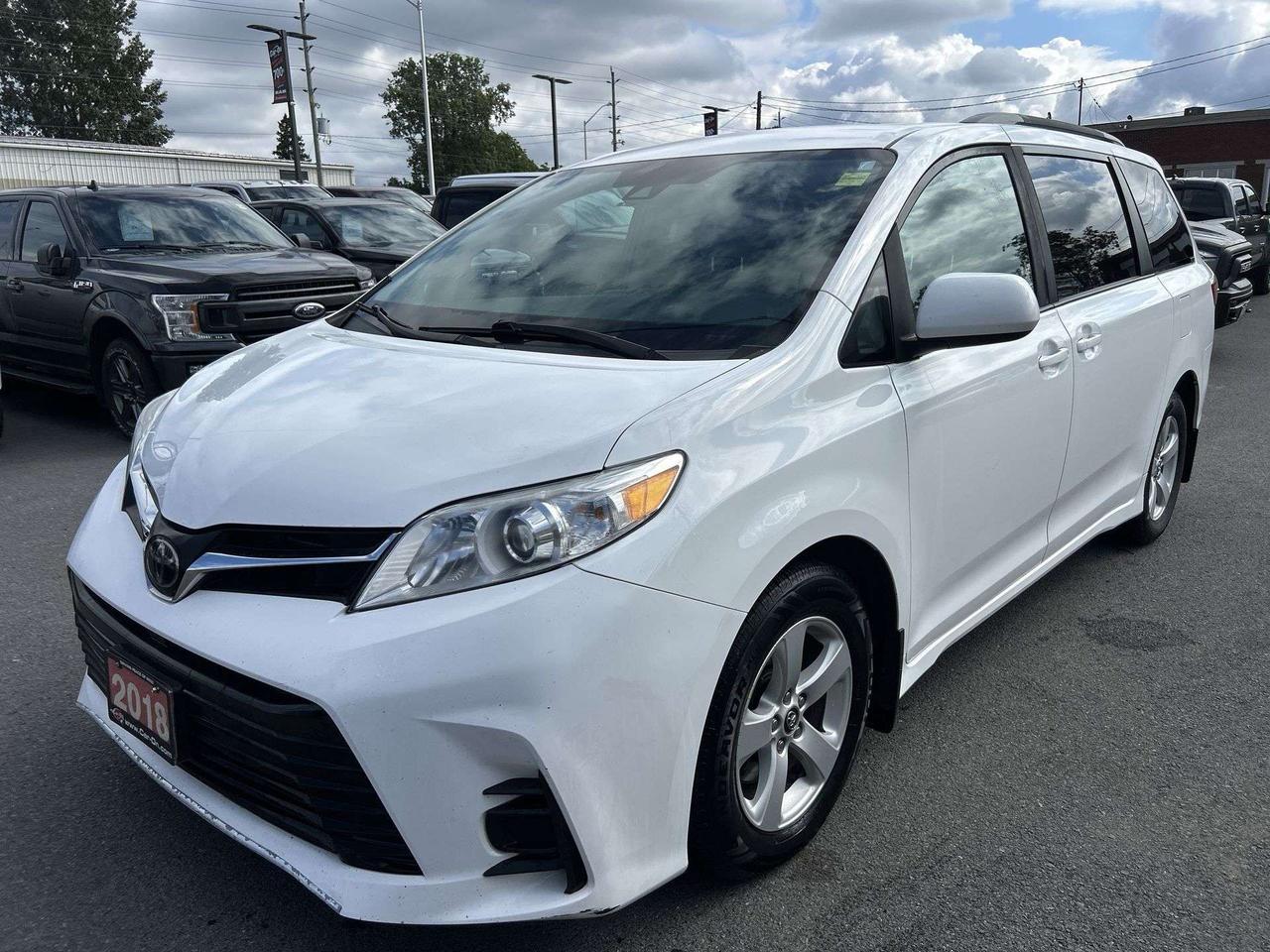 2018 Toyota Sienna LE | 8-PASS |HTD SEATS | CARPLAY | ALLOYS | CRUISE Photo0