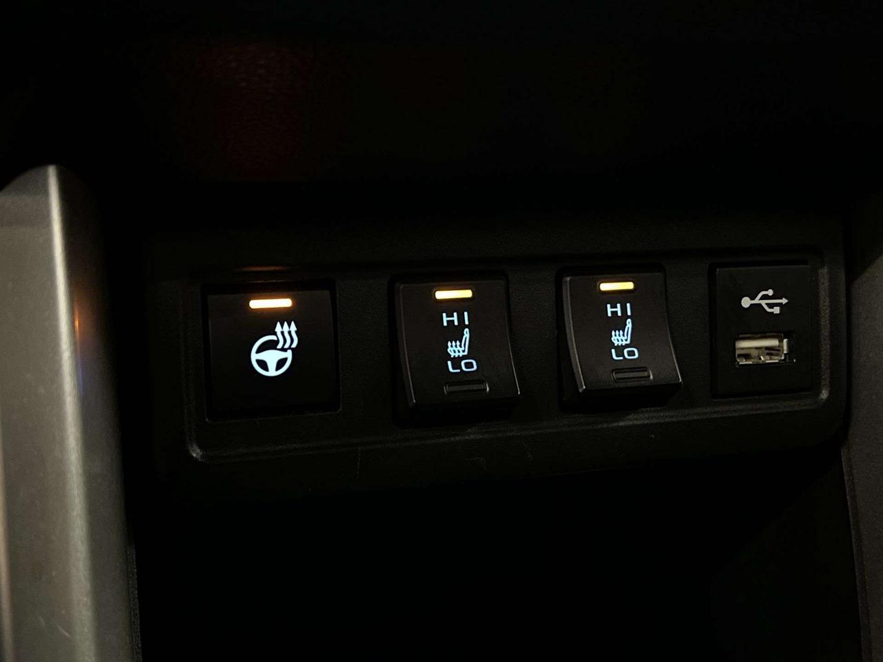 2022 Toyota Corolla Cross XLE AWD | LOW KMS! |HTD LEATHER |SUNROOF |CARPLAY Photo