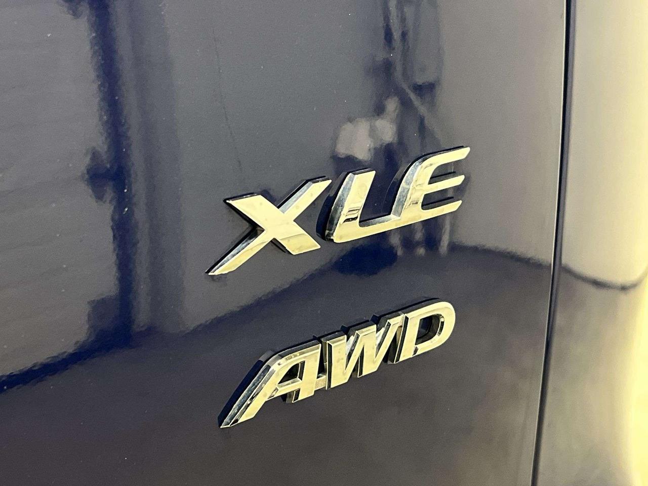 2022 Toyota Corolla Cross XLE AWD | LOW KMS! |HTD LEATHER |SUNROOF |CARPLAY Photo