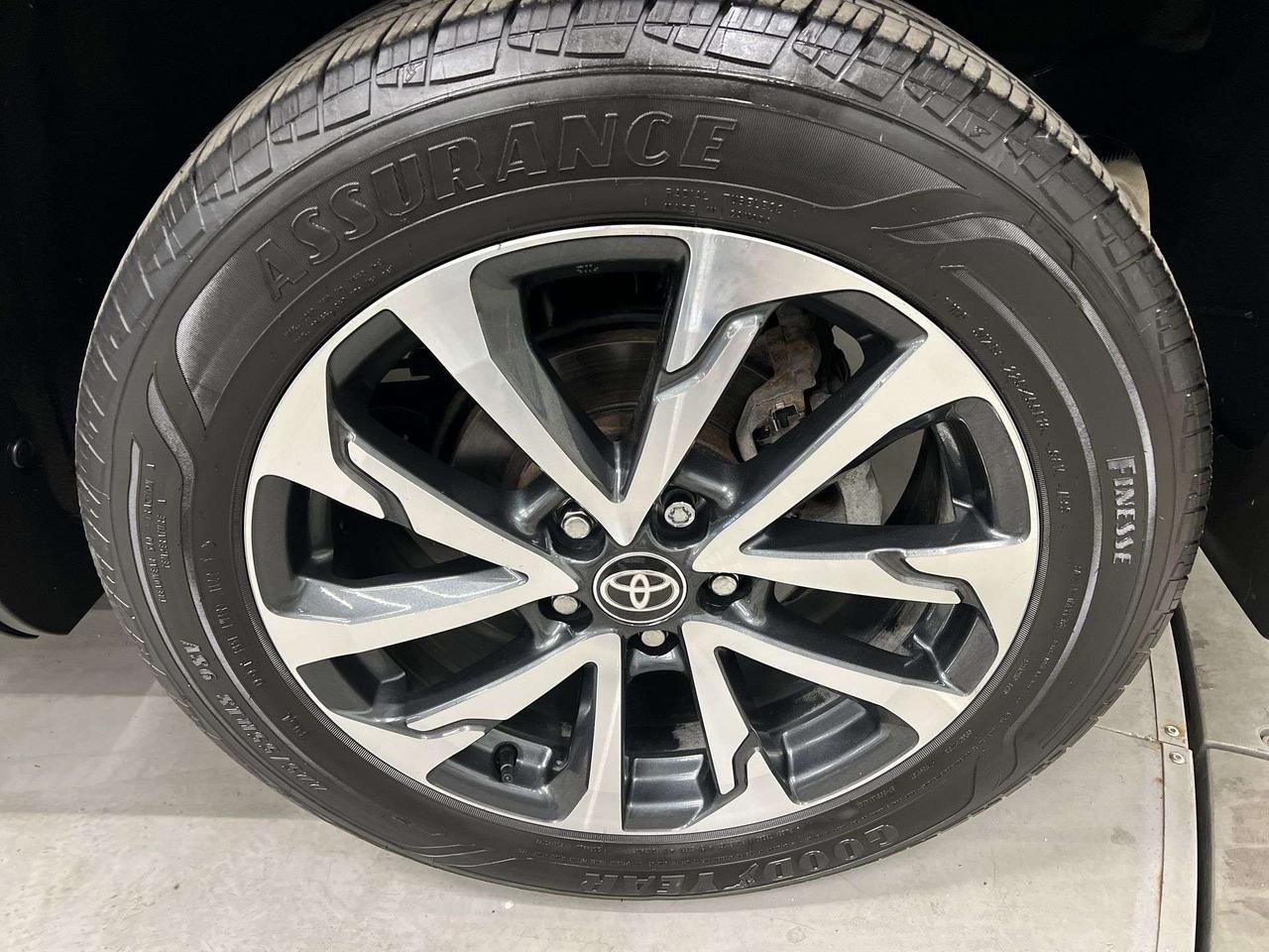 2022 Toyota Corolla Cross XLE AWD | LOW KMS! |HTD LEATHER |SUNROOF |CARPLAY Photo