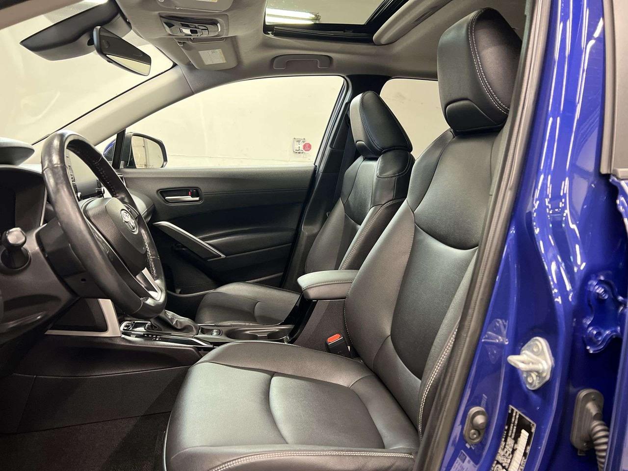 2022 Toyota Corolla Cross XLE AWD | LOW KMS! |HTD LEATHER |SUNROOF |CARPLAY Photo