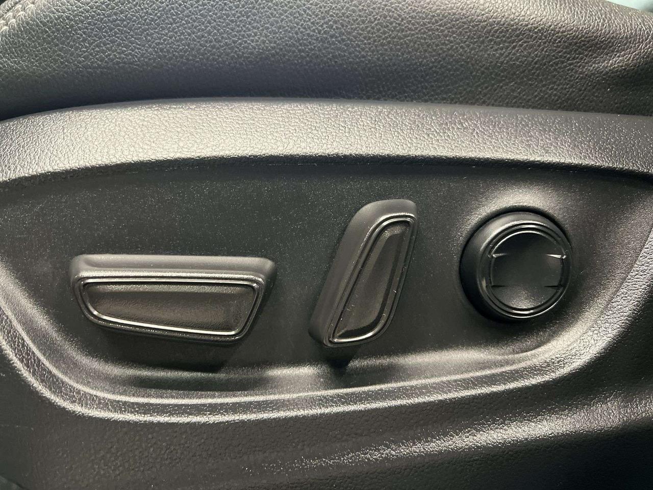 2022 Toyota Corolla Cross XLE AWD | LOW KMS! |HTD LEATHER |SUNROOF |CARPLAY Photo