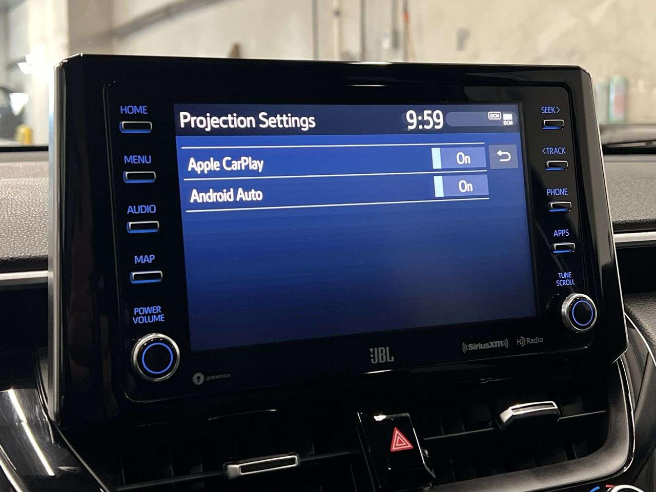 2022 Toyota Corolla Cross XLE AWD | LOW KMS! |HTD LEATHER |SUNROOF |CARPLAY Photo