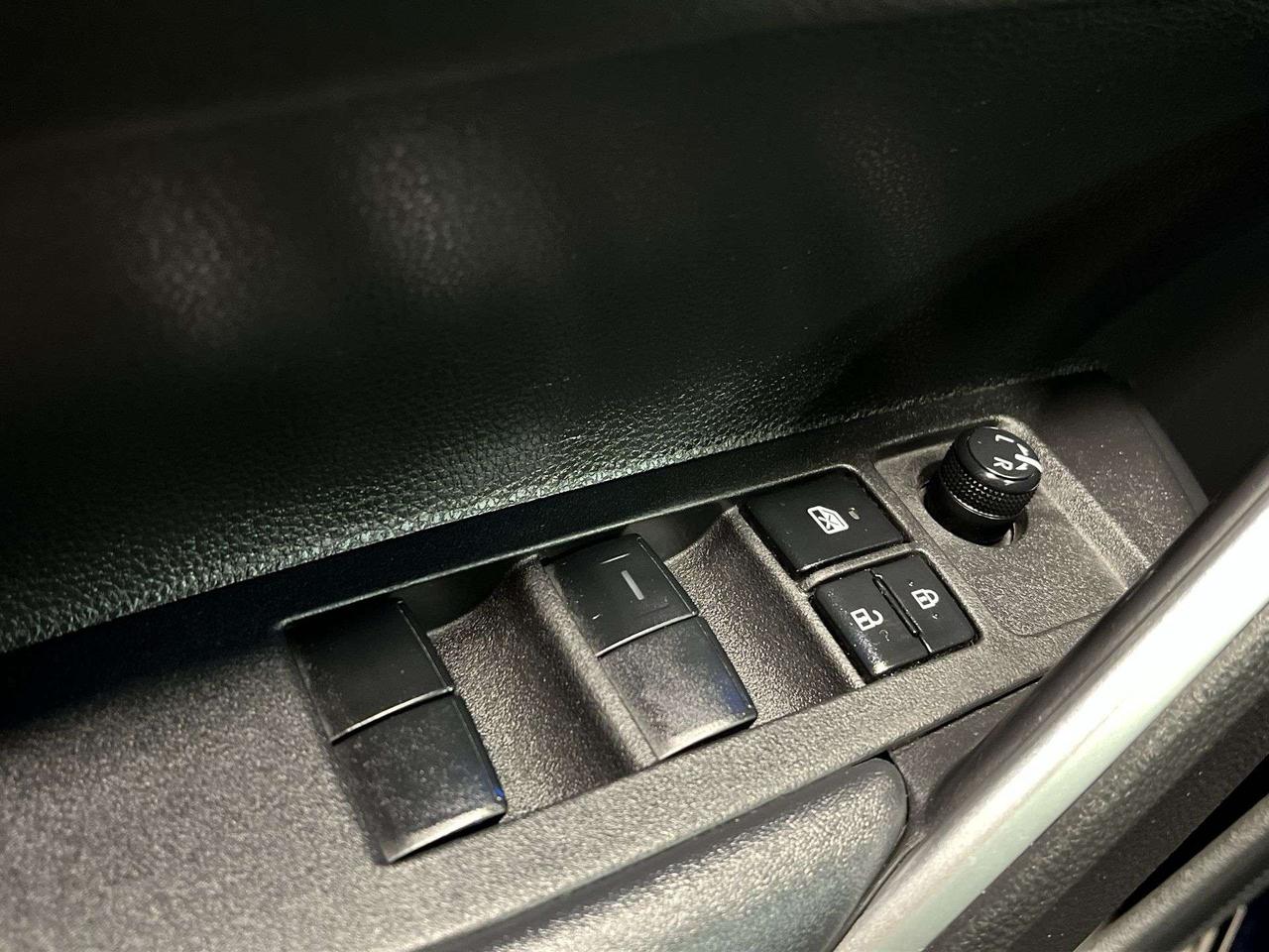 2022 Toyota Corolla Cross XLE AWD | LOW KMS! |HTD LEATHER |SUNROOF |CARPLAY Photo
