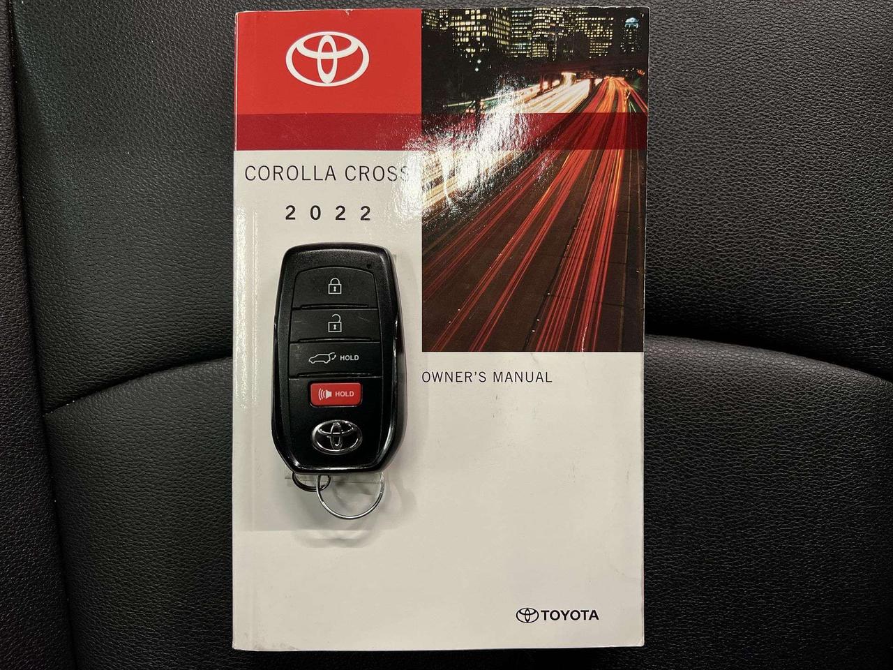 2022 Toyota Corolla Cross XLE AWD | LOW KMS! |HTD LEATHER |SUNROOF |CARPLAY Photo