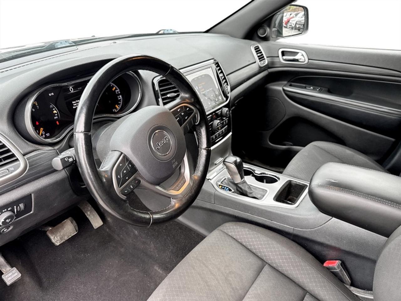 2020 Jeep Grand Cherokee Laredo  **LOW MILEAGE** Photo