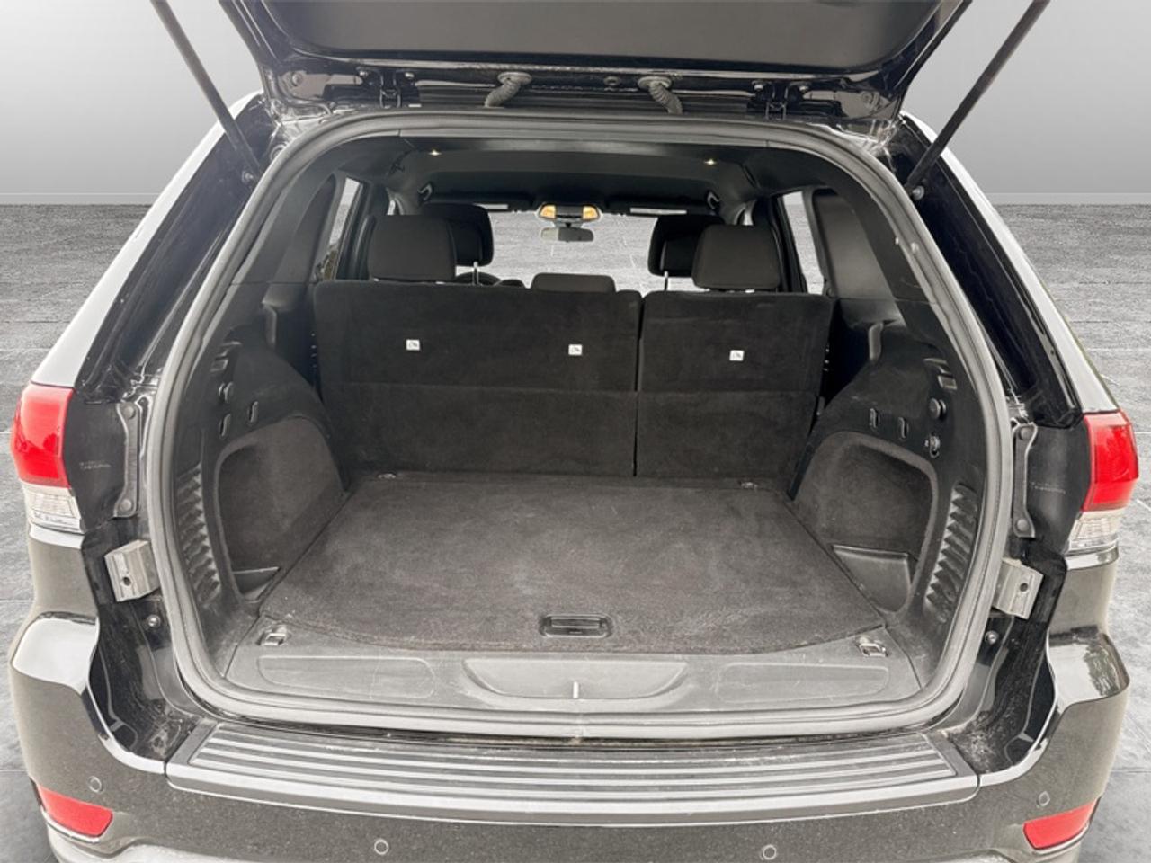 2020 Jeep Grand Cherokee Laredo  **LOW MILEAGE** Photo