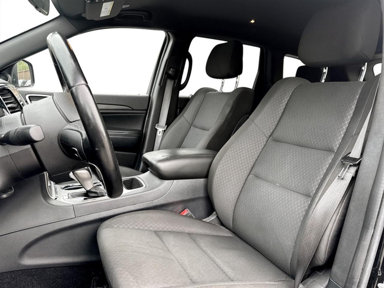 2020 Jeep Grand Cherokee Laredo  **LOW MILEAGE** Photo