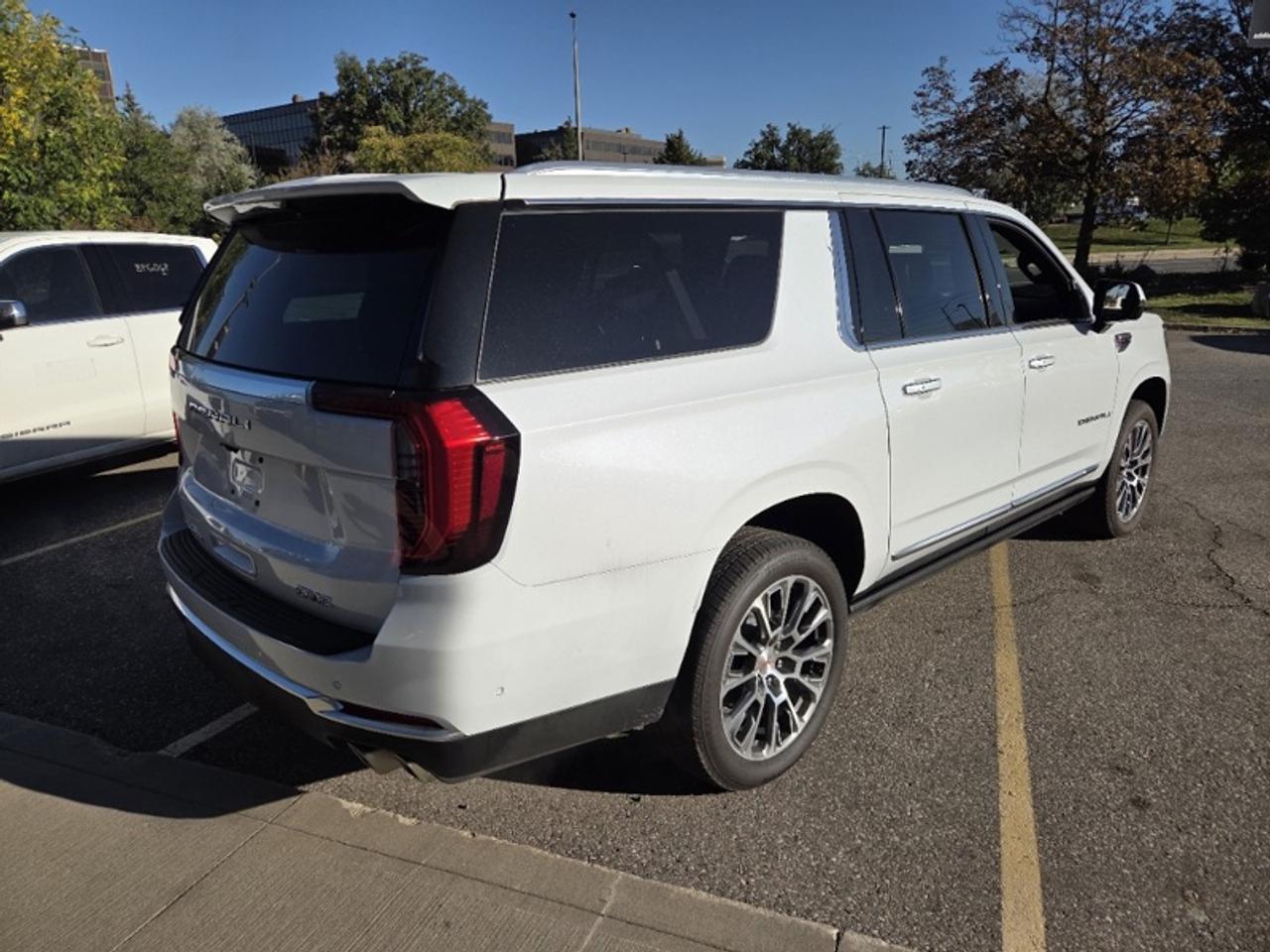 2026 GMC Yukon XL Denali   6.2L V8 | PANORAMIC SUNROOF | POWER STEPS | 22" WHEELS | MAGNETIC RIDE CONTROL Photo3