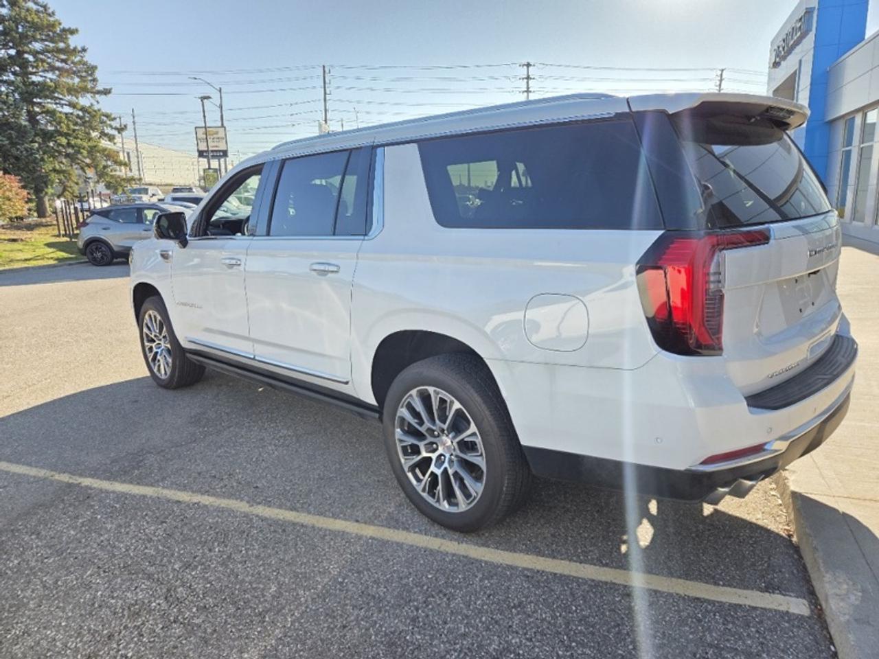 2026 GMC Yukon XL Denali   6.2L V8 | PANORAMIC SUNROOF | POWER STEPS | 22" WHEELS | MAGNETIC RIDE CONTROL Photo