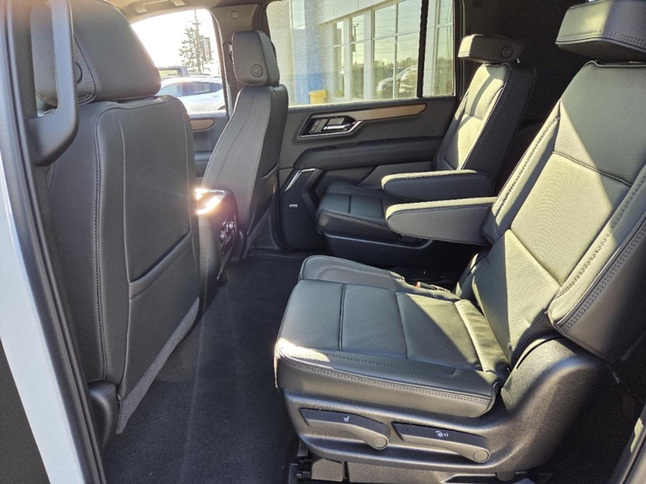 2026 GMC Yukon XL Denali   6.2L V8 | PANORAMIC SUNROOF | POWER STEPS | 22" WHEELS | MAGNETIC RIDE CONTROL Photo