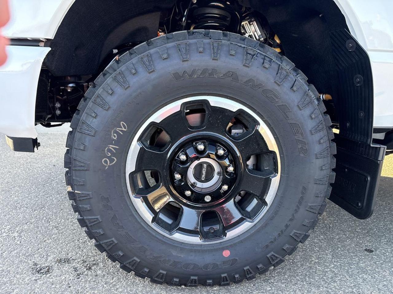 2027 Ford F-350 Super Duty SRW PLATINUM 6.8' Box 713A Photo2