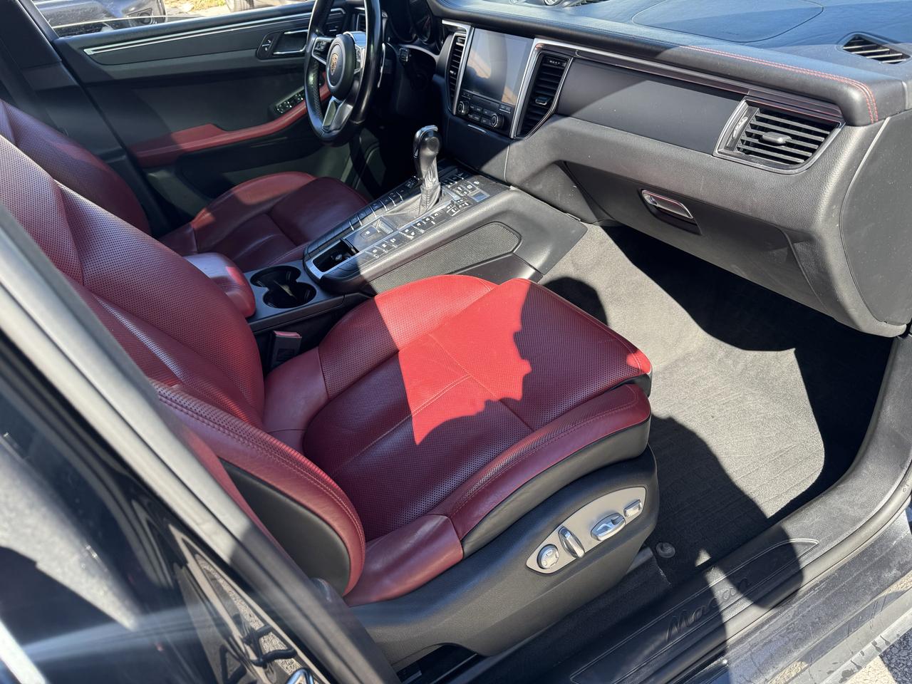 2017 Porsche Macan  Photo