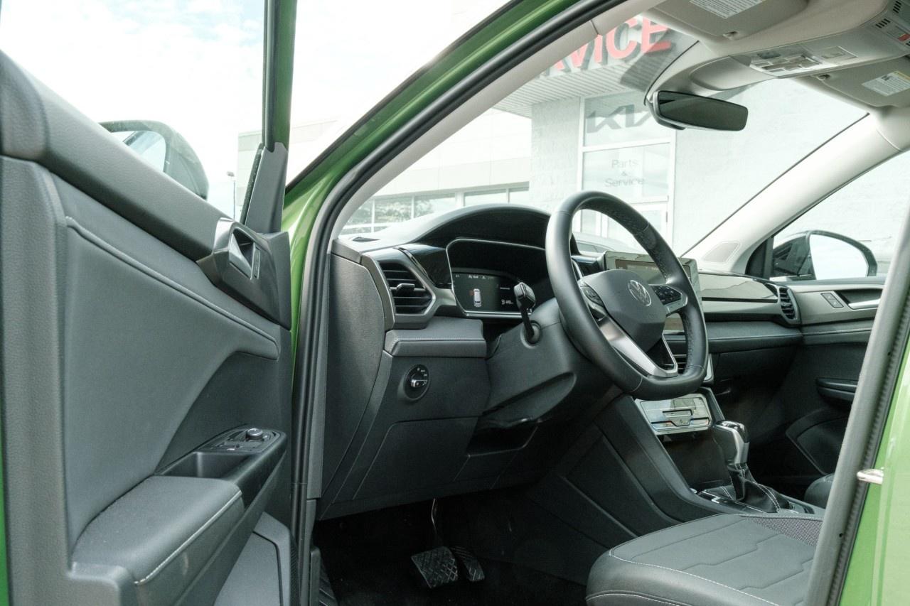 2025 Volkswagen Taos Comfortline Black Edition 4MOTION Photo