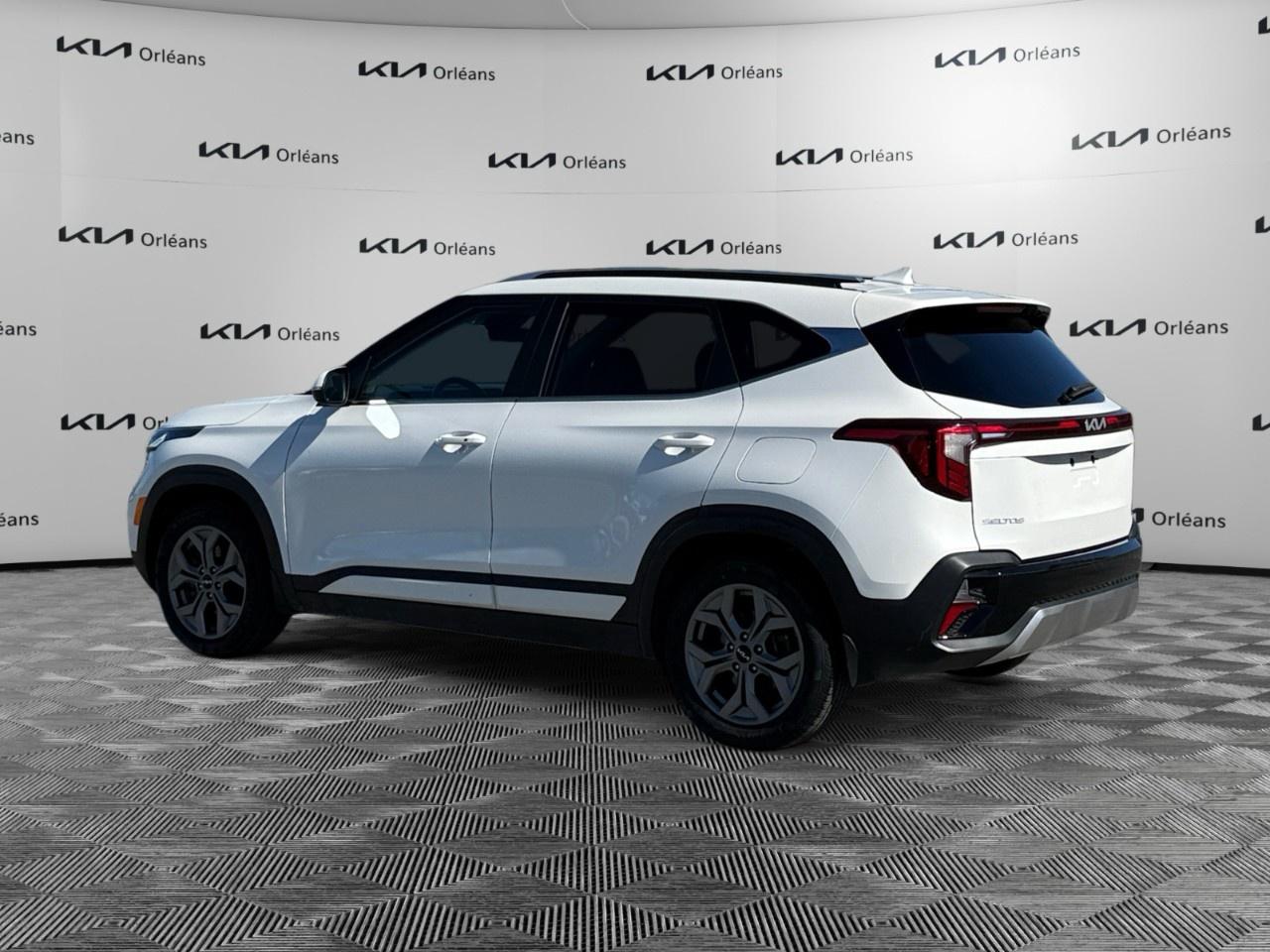 2025 Kia Seltos EX AWD Photo2