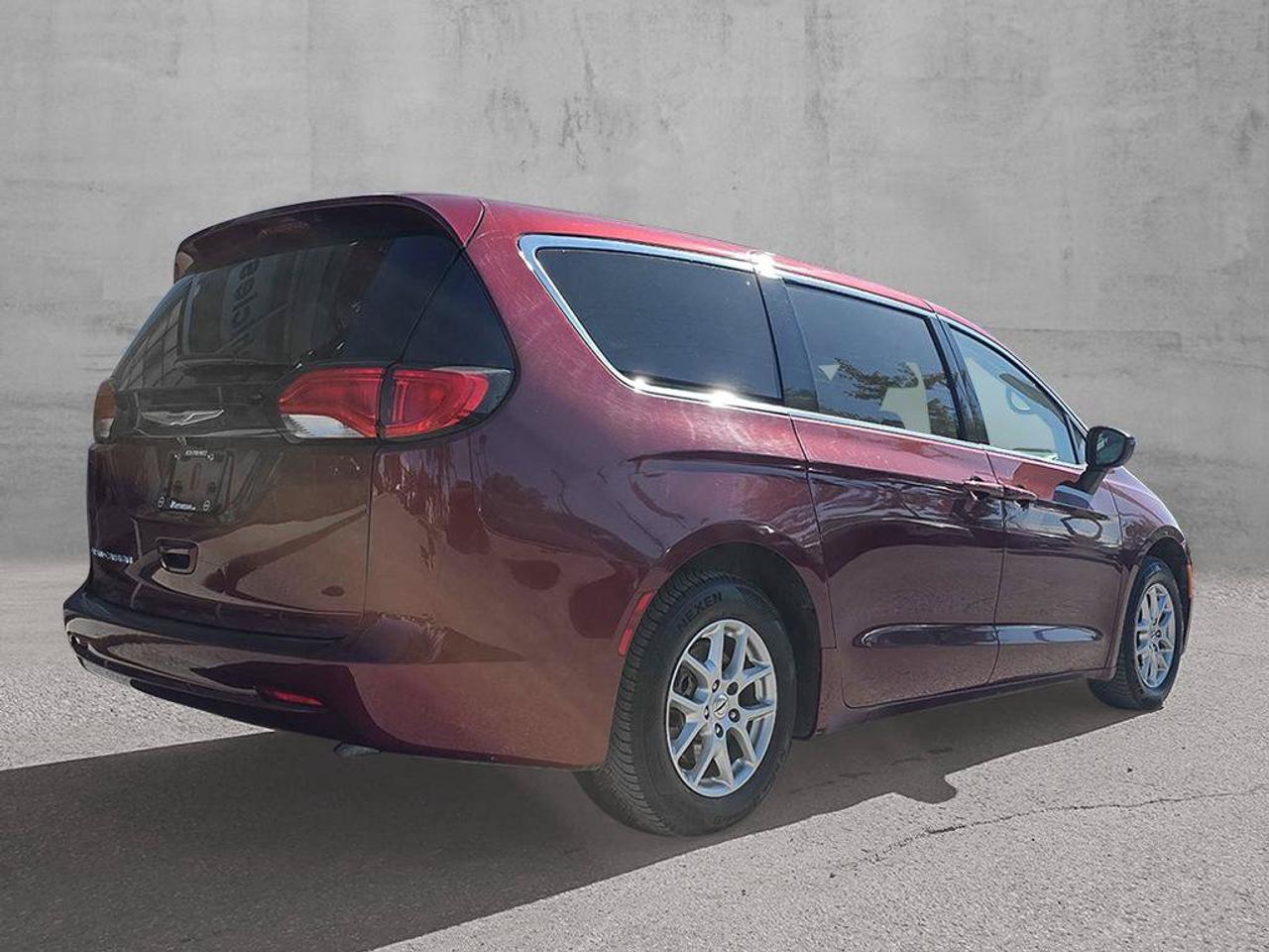 2023 Chrysler Grand Caravan SXT Photo3