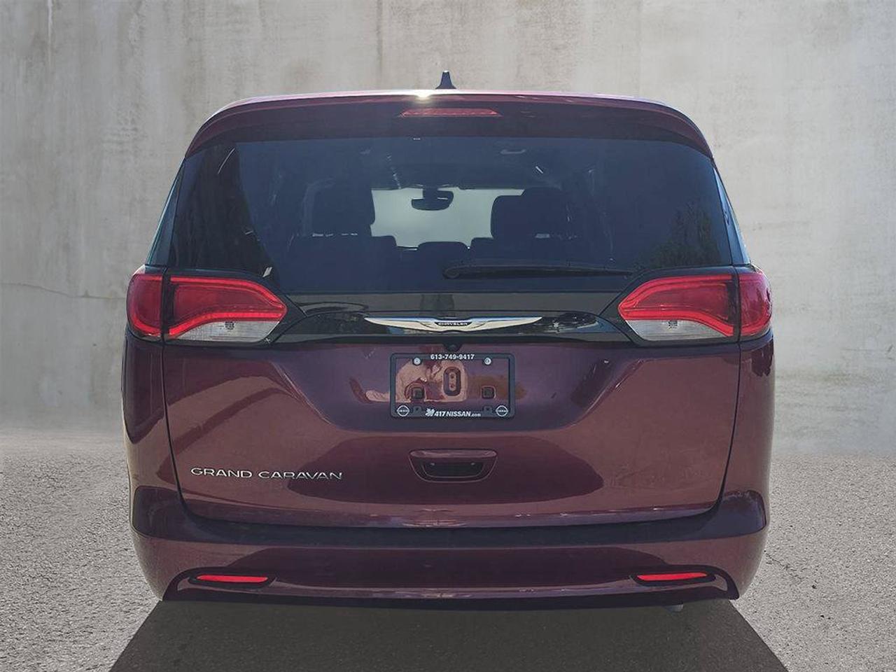 2023 Chrysler Grand Caravan SXT Photo2