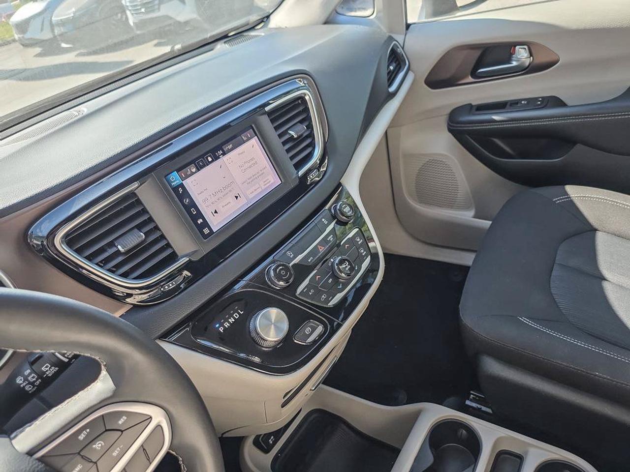 2023 Chrysler Grand Caravan SXT Photo