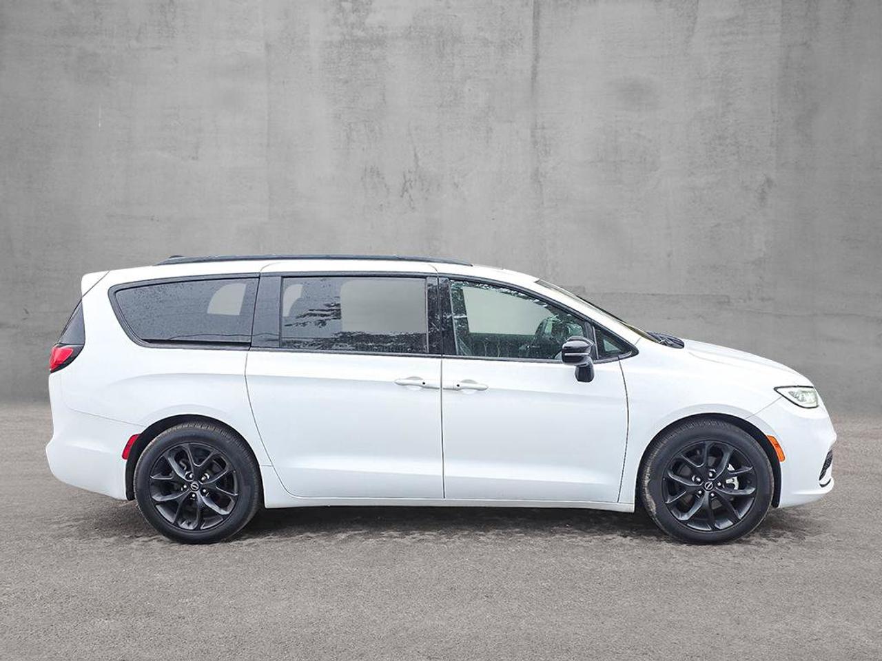 2025 Chrysler Pacifica Limited Photo